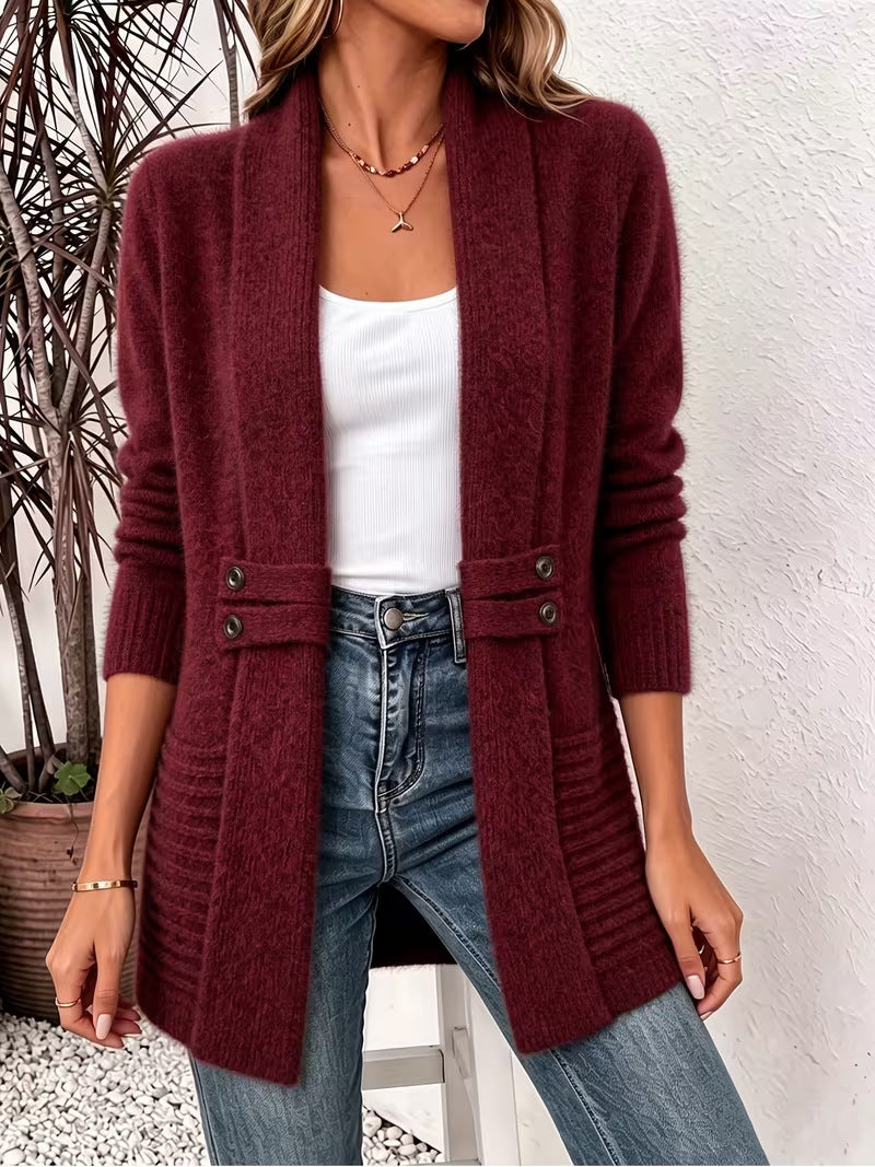 Gilet long col châle bordeaux en maille, porté ouvert sur un top blanc