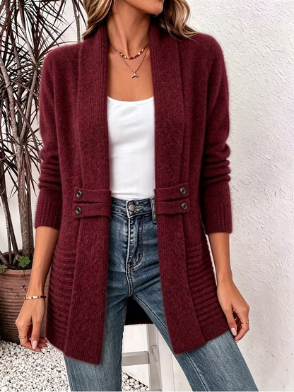 Gilet long col châle bordeaux en maille, porté ouvert sur un top blanc