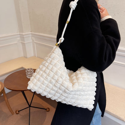 Sac porté épaule effet bulles blanc, anse nouée, porté sur un manteau noir