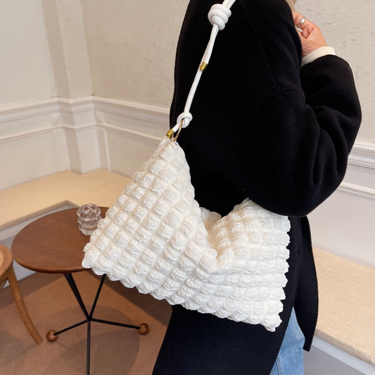 Sac porté épaule effet bulles blanc, anse nouée, porté sur un manteau noir