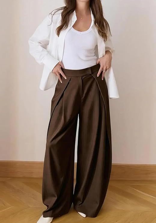 Pantalon large à pinces taille haute chocolat, porté avec une chemise blanche
