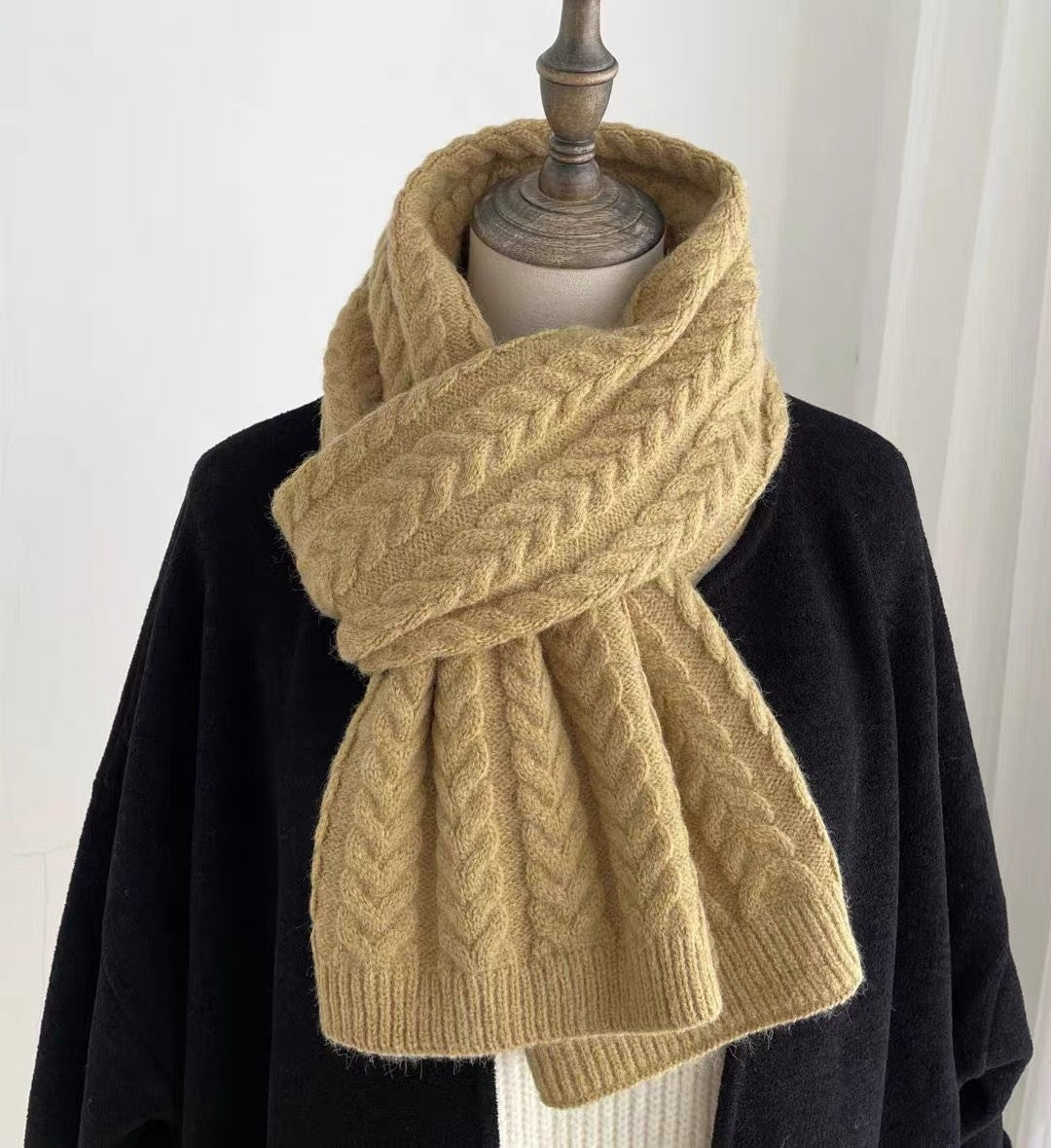 Écharpe en maille torsadée miel