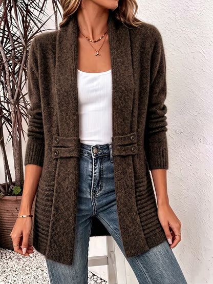 Gilet long col châle chocolat en maille, porté ouvert sur un jean