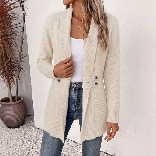 Gilet long col châle crème en maille, pattes boutonnées à la taille, porté ouvert sur un jean