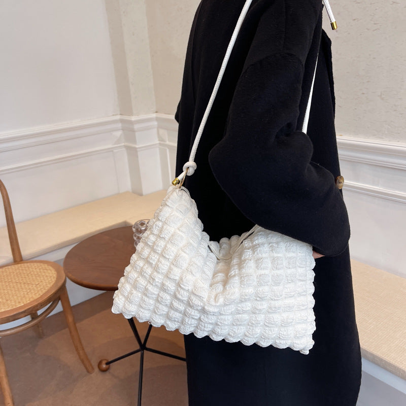 Sac effet bulles blanc porté à l'épaule, vue de côté