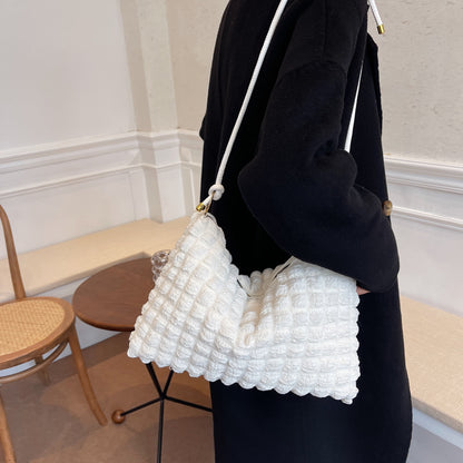 Sac effet bulles blanc porté à l'épaule, vue de côté